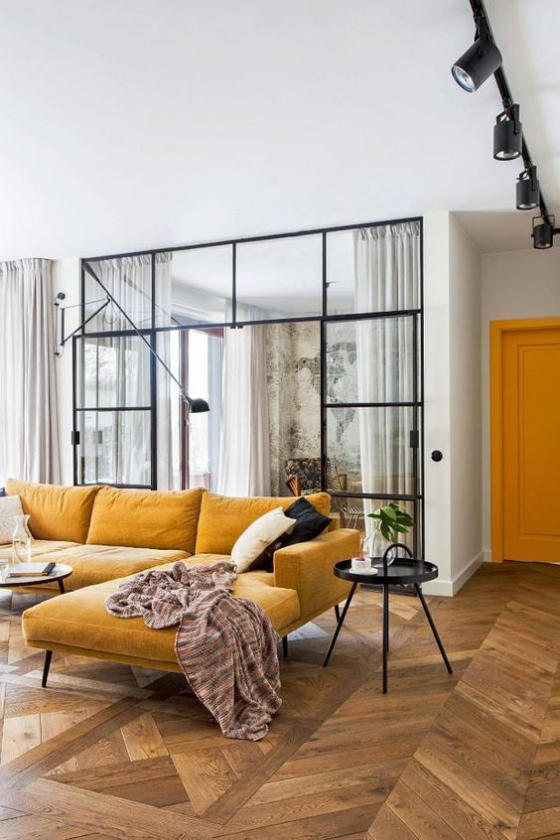 Gelbes Sofa in Goldgelb Parkettboden Glaswand Home Office Wurfdecke Kissen
