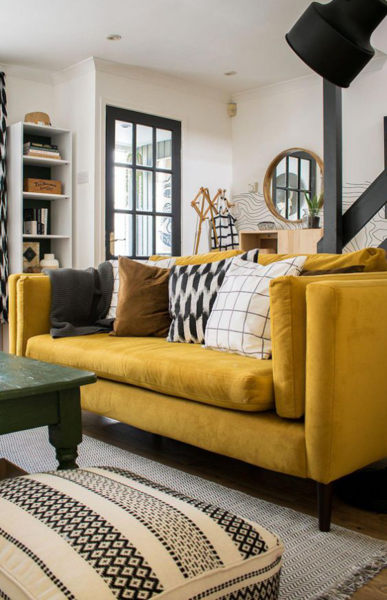 Gelbes Sofa mit grauen Wohnaccessoires gepaart Teppich Kissen Hocker zahlreiche Gestaltungsmöglichkeiten im Raum