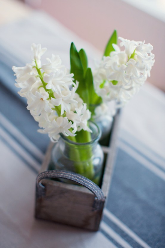 Hyazinthen weiße Blüten im Glas Blickfang auf dem Tisch im rustikalen Kasten aus Holz schöne Deko