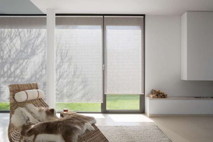 Plissees beste Sonnenschutzideen für Zuhause modernes Wohnzimmer geschützt vor starker Sonneneinstrahlung