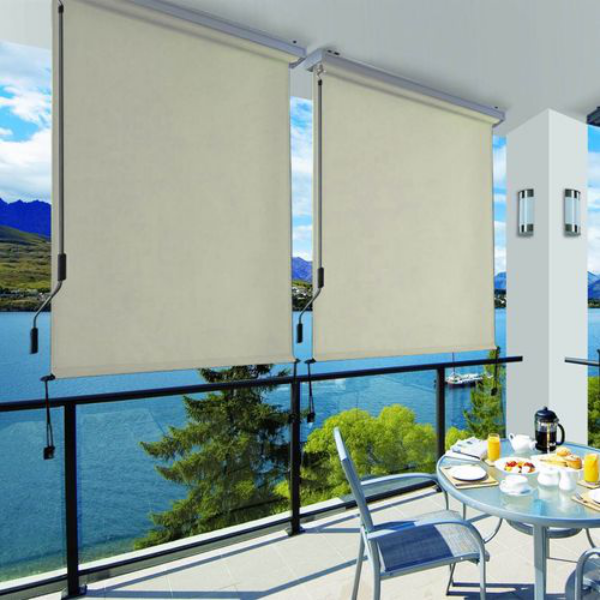 Sonnensegel stilvoll eingerichtete Terrasse am See hochwertige Senkrechtmarkisen guter Sonnenschutz