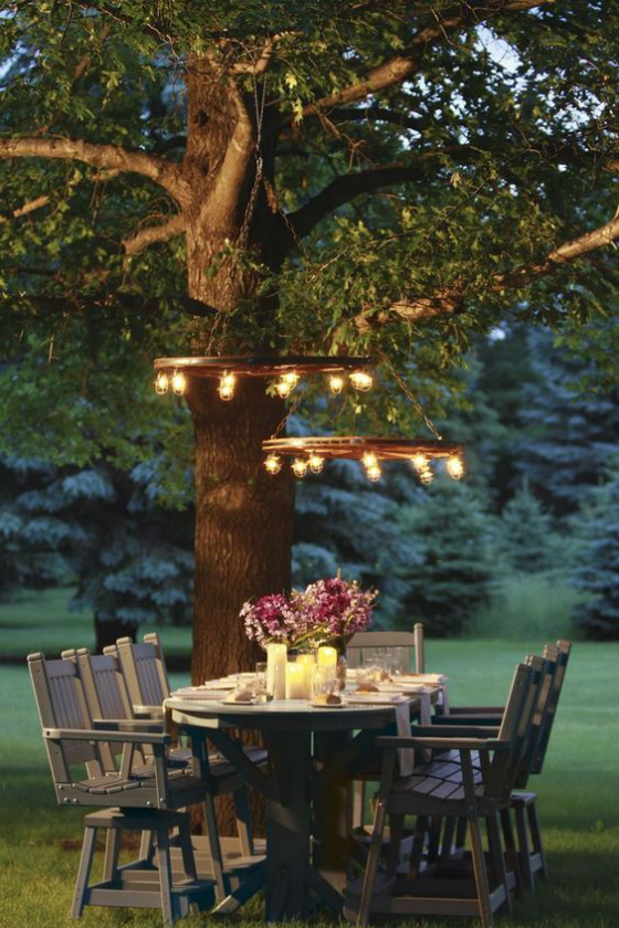 Gartenbeleuchtung Esstisch unter Baum Kerzen Hängelampen sehr ansprechende Atmosphäre