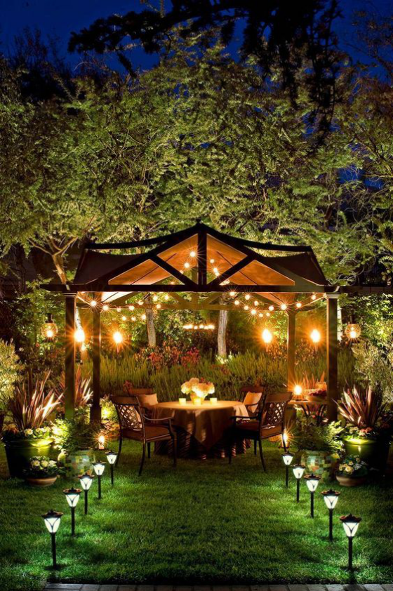 Gartenbeleuchtung Pergola verschiedene Lichtquellen miteinander kombinieren romantisches Flair draußen