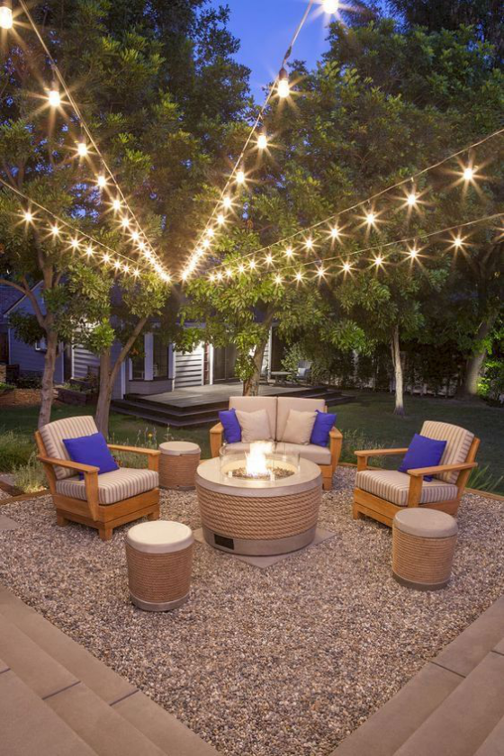 Gartenbeleuchtung moderne Relax Zone im Freien Feuerschale Lichterketten aufgehängt