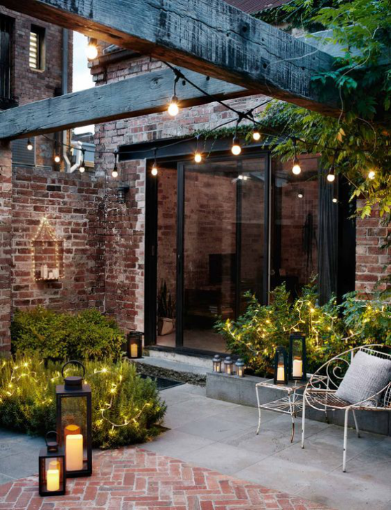 Gartenbeleuchtung rustikale Sitzecke draußen Kerzenlaternen Lichterkette romantisches Flair