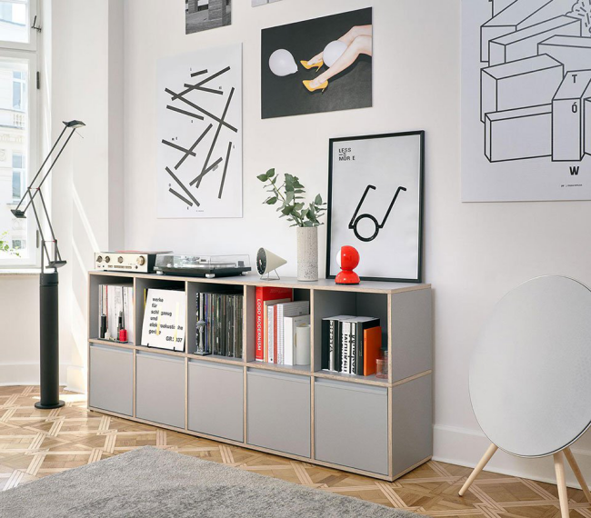 Kommoden ein Modell fürs Wohnzimmer Stauraum für Bücher darauf Schallplatten Vasen Wohnaccessoires zur Schau stellen.