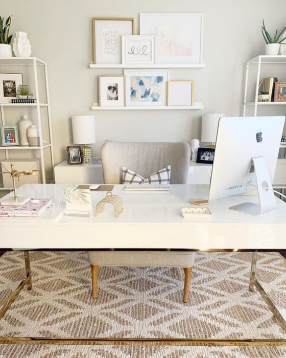 Home Office Design Ideen Bilderwand auf Leisten Schreibtisch Sessel weiß und beige dominieren sehr ansprechende Raumatmosphäre