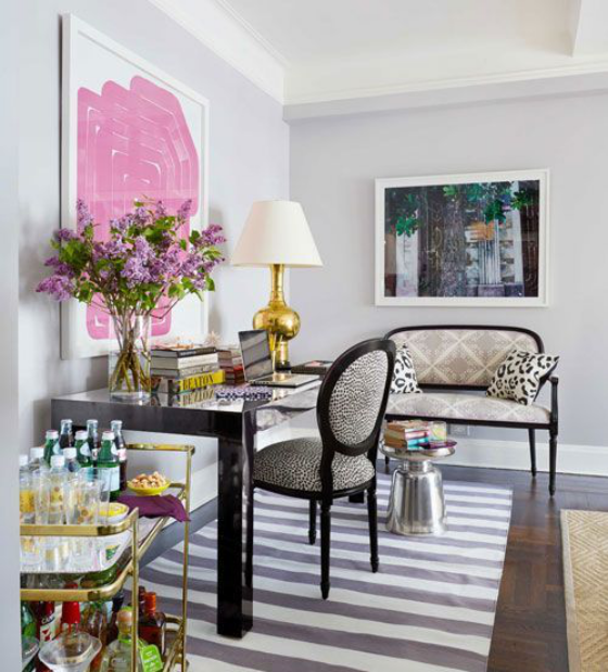 Home Office Design Ideen Möbel im Retro Stil zwei große Wandbilder viele Farben gestreifter Teppich Getränkewagen