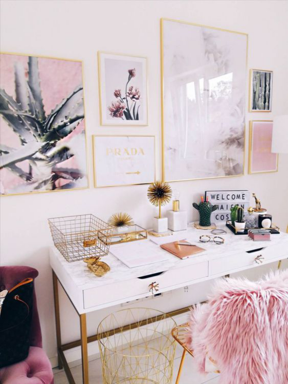 Home Office Design Ideen Schreibtisch schöne Bilder an der Wand als Inspirationsquelle Weiß dominiert kleine rosa und grüne Tupfer