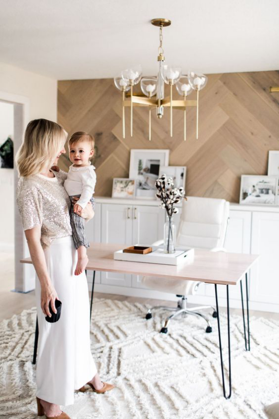 Home Office Design Ideen junge Frau mit Kleinkind schöner Raum schalldichte Holzpaneele an der Wand Weiß und Beige dominieren