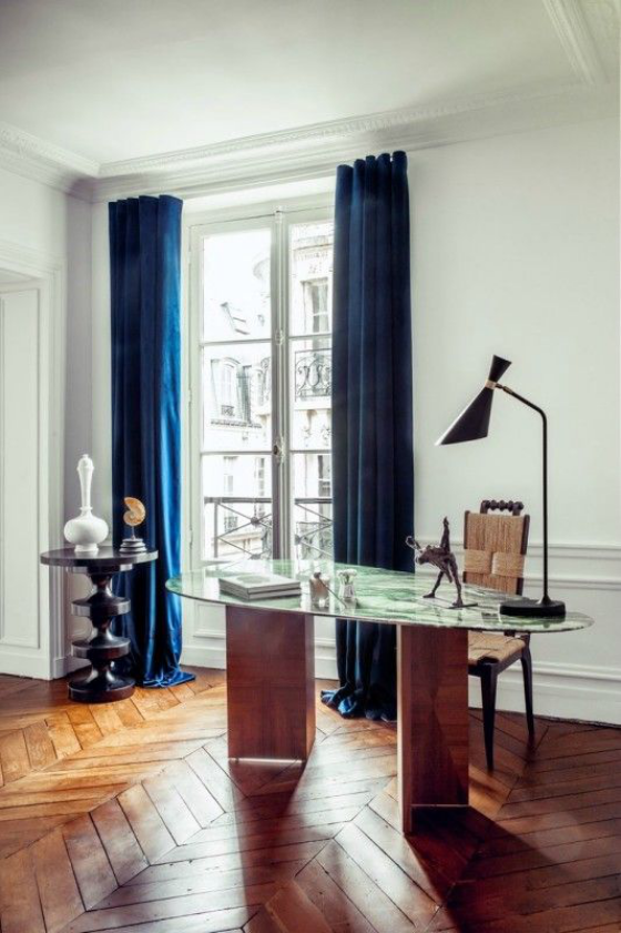 Home Office Design Ideen modernes Heimbüro mit klassischen Möbeln Parkettboden blaue Gardinen Tischplatte aus Glas