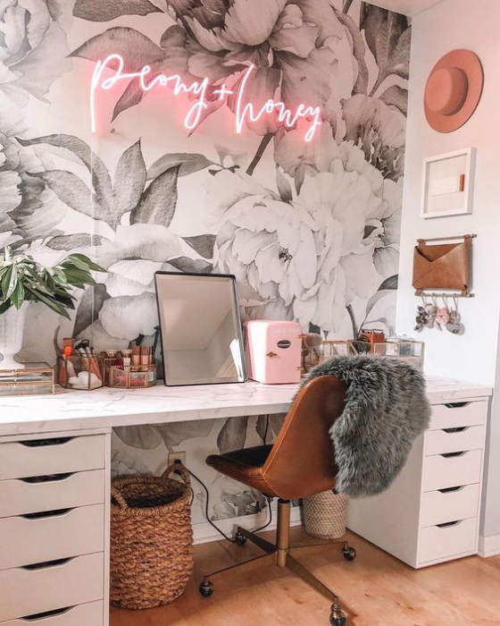 Home Office Design Ideen romantische Raumgestaltung sehr attraktiv rosa Akzente passende Beleuchtung weißer Schreibtisch