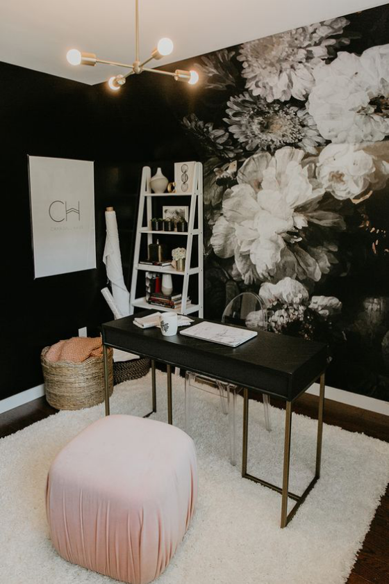 Home Office Design Ideen schöne Blumentapete visueller Kontrast im Raum zwischen Weiß und Schwarz