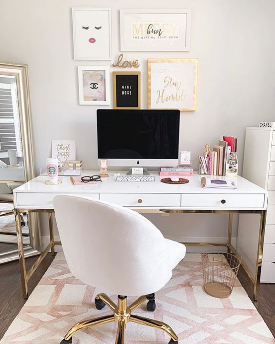 Home Office Design Ideen stilvolle Raumgestaltung modern Büroeinrichtung Schreibtisch weißer Sessel Bilderwand Teppich