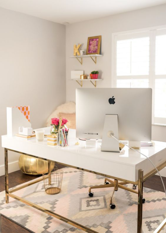 Home Office Design Ideen stilvolles Raumdesign Apple PC in Weiß helle Farben ansprechende Atmosphäre