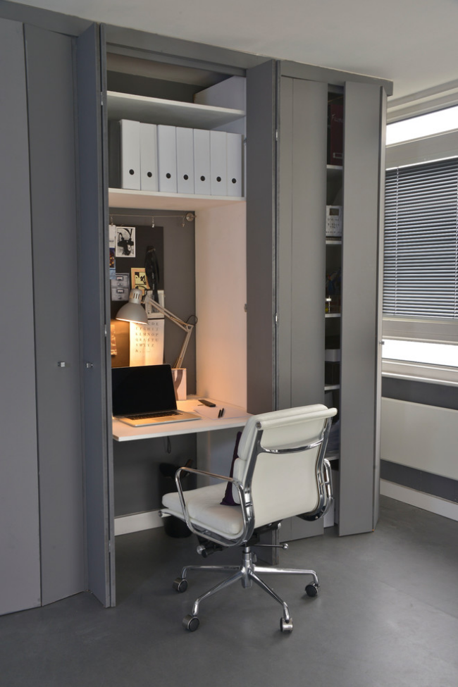 Kleines Home Office in Schrank eingebaut kann versteckt werden Lampe Laptop Regal Ordner bequemer Stuhl