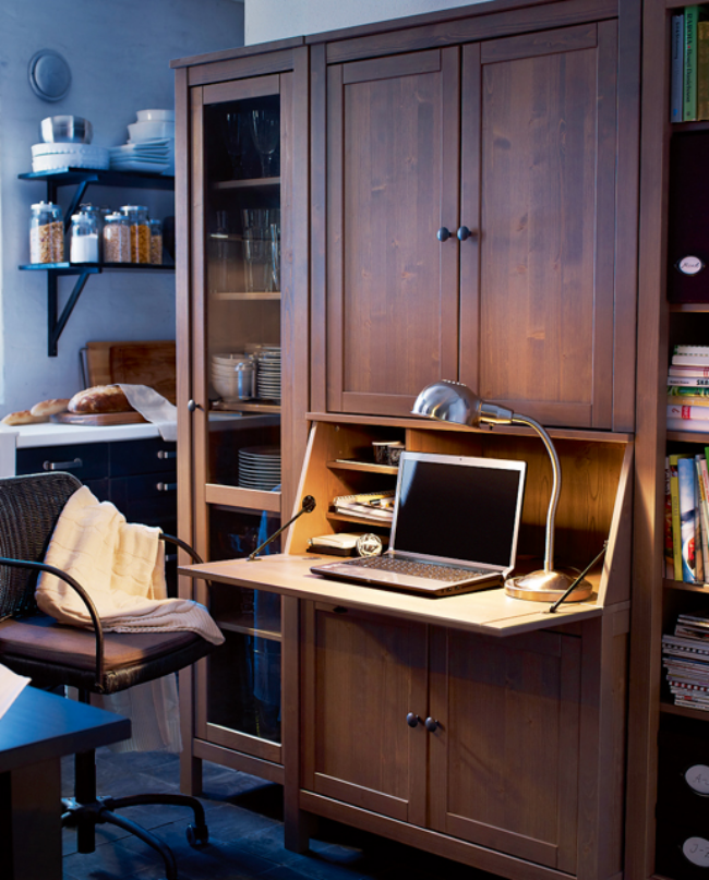 Kleines Home Office klappbarer Schreibtisch eingebaut in Schrank in der Küche Holzmöbel Lampe Stuhl