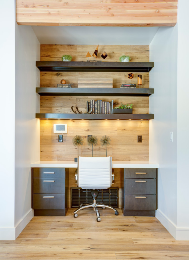 Kleines Home Office perfekte Gestaltung auf wenig Fläche grüne Topfpflanzen eingebaute Beleuchtung einladend wirken