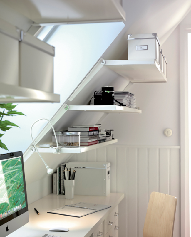 Kleines Home Office unter der Dachschräge Regal alles weiß Schreibtisch direkt am Fenster PC