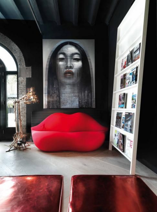 Rotes Sofa ausgefallenes Sofadesign in Lippenform Wanddeko Teppich ultramodern