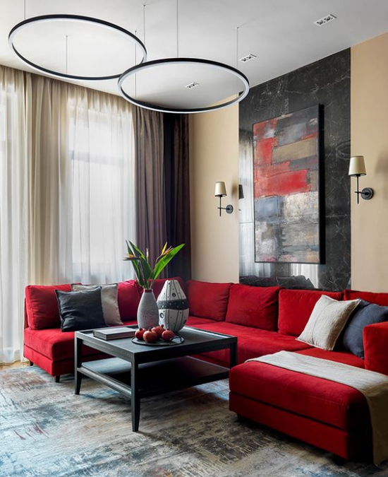 Rotes Sofa raffiniertes Raumdesign grauer Teppich passt zu Wanddekoration