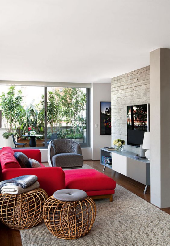 Rotes Sofa schönes Wohnzimmer Relax Zone vor dem Fernseher großes Fenster