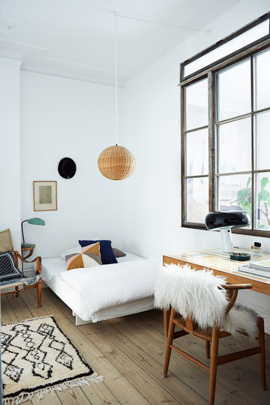 Teenager Zimmer einfache Einrichtung weiß dominiert Bett Schreibtisch Hängelampe Teppich