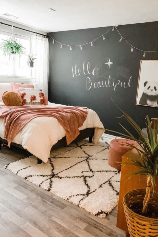 Teenager Zimmer erdige Farben weiche Texturen Bettwäsche Teppich Wanddeko Lichterkette grüne Topfpflanze