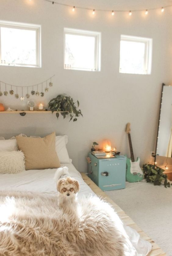 Teenager Zimmer helles Zimmer Weiß dominiert weiche Texturen Bettwäsche Wurfdecke Hund Lichterkette