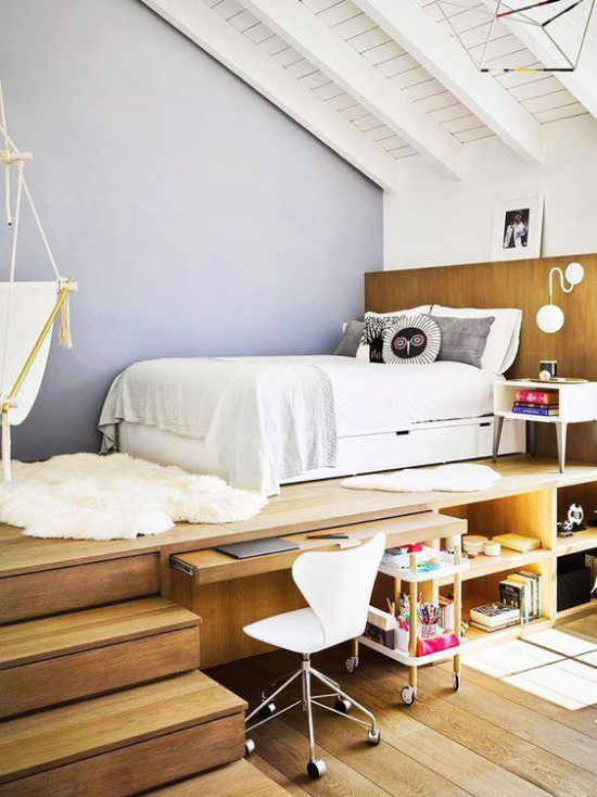 Teenager Zimmer hohes Bett Podest weiße Bettwäsche Treppen Schreibtisch