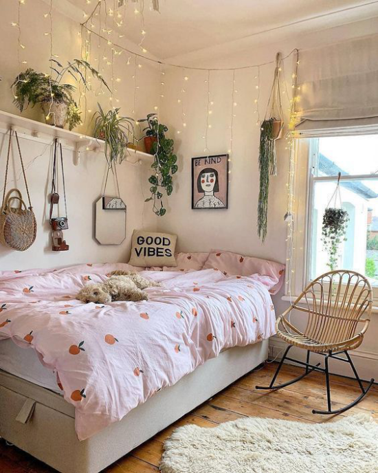 Teenager Zimmer hohes Bett Stauraum Lichterketten romantische verträumte Atmosphäre hängende Taschen Wandbild Topfpflanzen