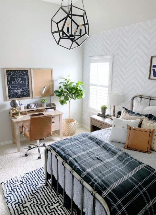 Teenager Zimmer mit Retro Touches Metallbett rustikale Bettdecke Schreibtisch Topfpflanze