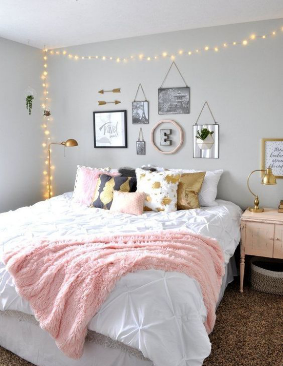 Teenager Zimmer weiße Bettwäsche rosa Decke Wandbilder Lichterkette sehr freundliche Raumgestaltung