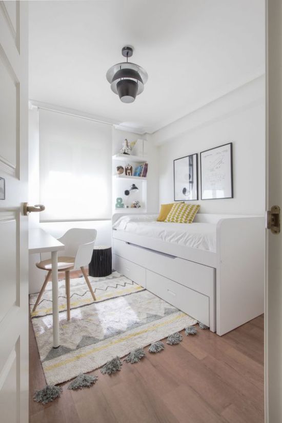 Teenager Zimmer weiße Raumgestaltung gelbe Akzente hohes Bett viel Stauraum darunter