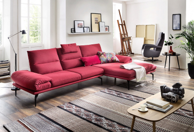 Tolle Beispiele, wie man ein rotes Sofa ins Interieur einfügt