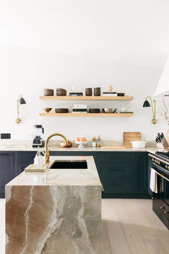 kontrastierende Kücheninsel aus beige Marmor weiße Wände Holzregale dunkle Küchenschränke 1