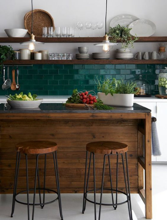 kontrastierende Kücheninsel in Retro Look viel Gemütlichkeit ausstrahlen viel Holz grüne Fliesen