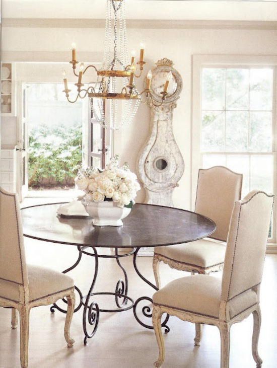 Esszimmer in neutralen Farben ein Farbton dominiert helles Beige schönes Ambiente Retro Tisch aus Schmiedeeisen