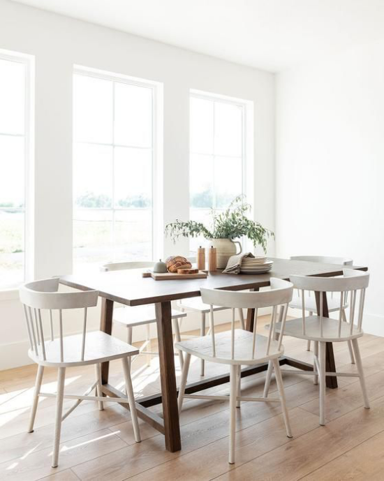 Esszimmer in neutralen Farben einfache Möbel minimalistische Einrichtung wenig Deko auf dem Esstisch