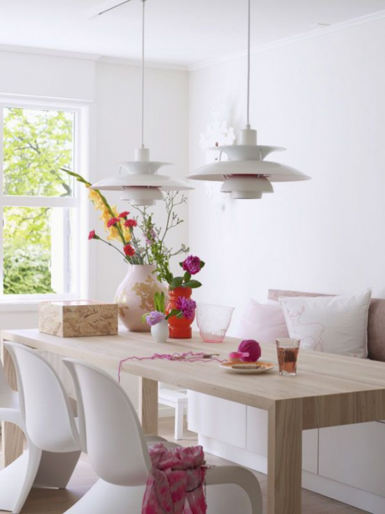 Esszimmer in neutralen Farben helles Holz viel weiß bunte Tischdeko Vase Blumen
