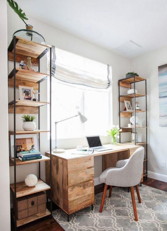 Heimbüro im Landhausstil einfacher Schreibtisch selbst zusammengebaute Regale schicker hellgrauer Sessel Teppich