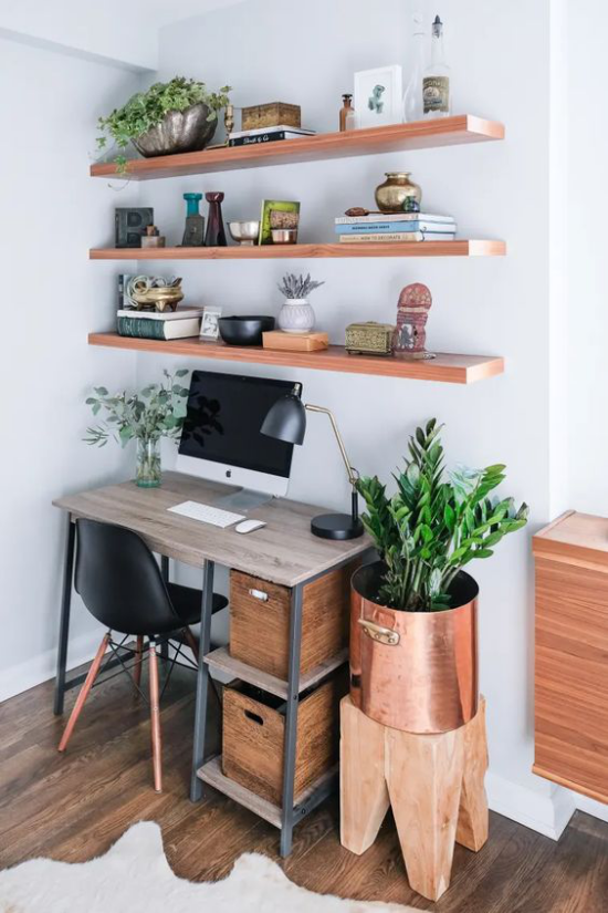 Heimbüro im Landhausstil kleines Home Office einfacher Tisch PC Stuhl Regal immergrüne Topfpflanzen