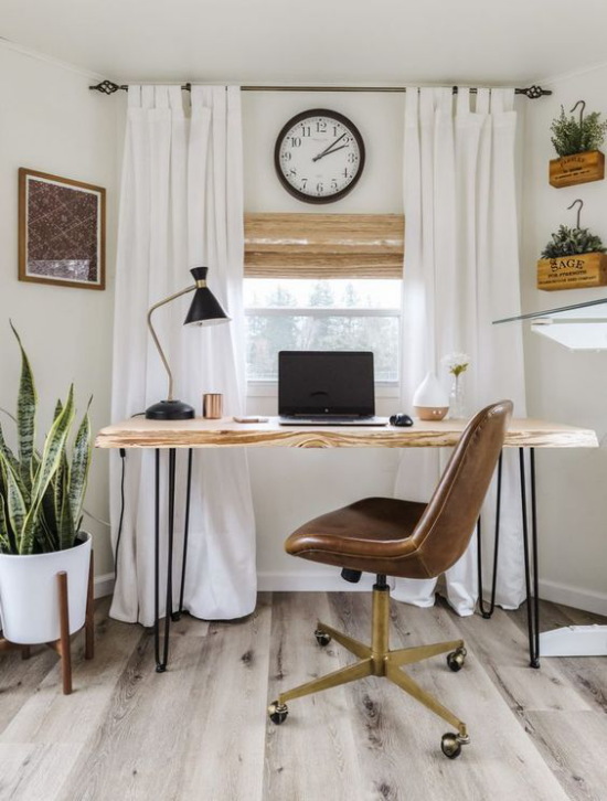 Heimbüro im Landhausstil kleines Home Office viel Weiß helles Holz Ledersessel grüne Topfpflanze