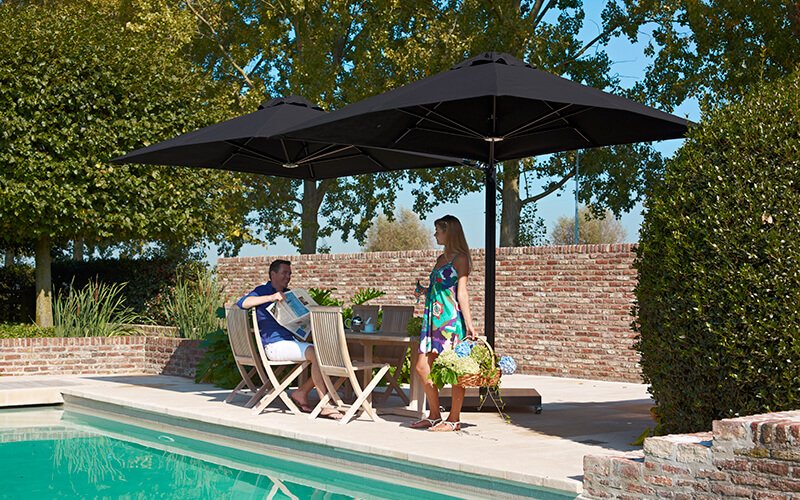 Hochwertige Sonnenschirme am Pool eine Familie unter einem Ampelschirm