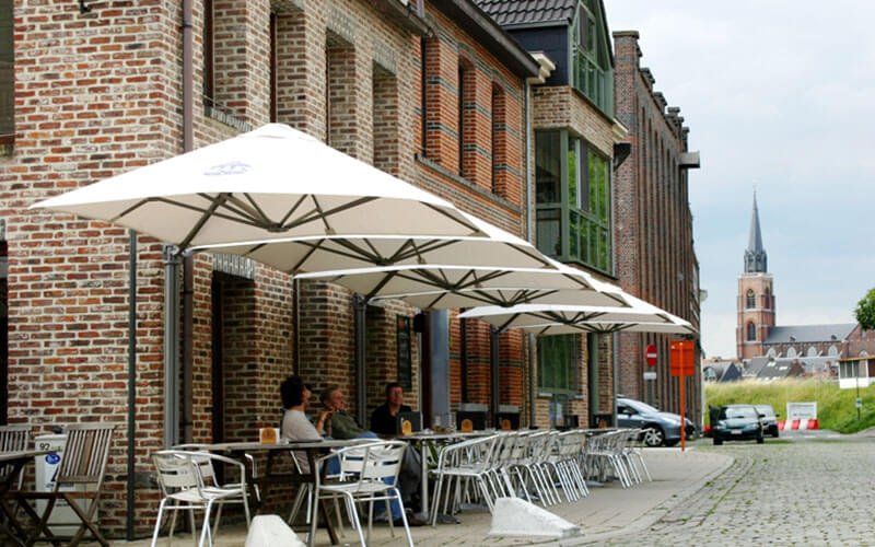 Hochwertige Sonnenschirme für gewerblichen Gebrauch Straßencafé schöner Anblick