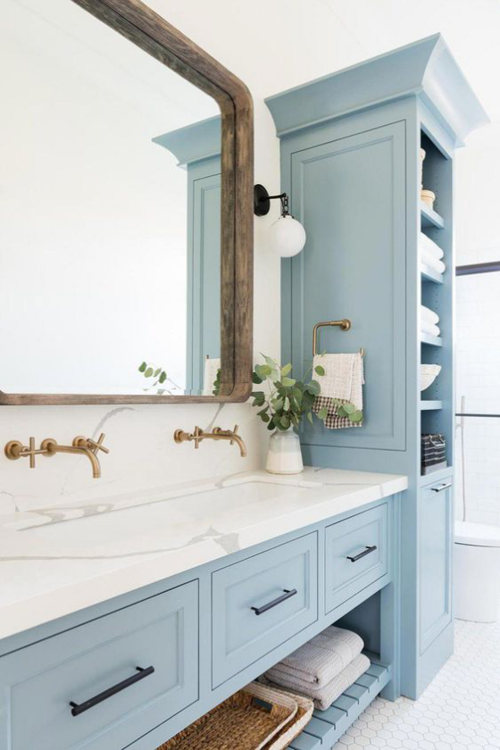 Küchenschränke umfunktionieren Bad im Landhausstil hellblaue Schränke großer Wandspiegel Holzrahmen