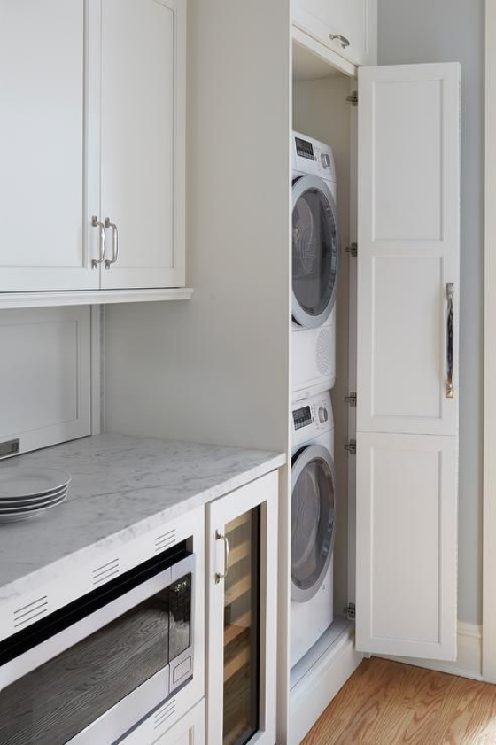 Küchenschränke umfunktionieren Waschküche in Hellgrau Waschmaschine und Trockner gut versteckt