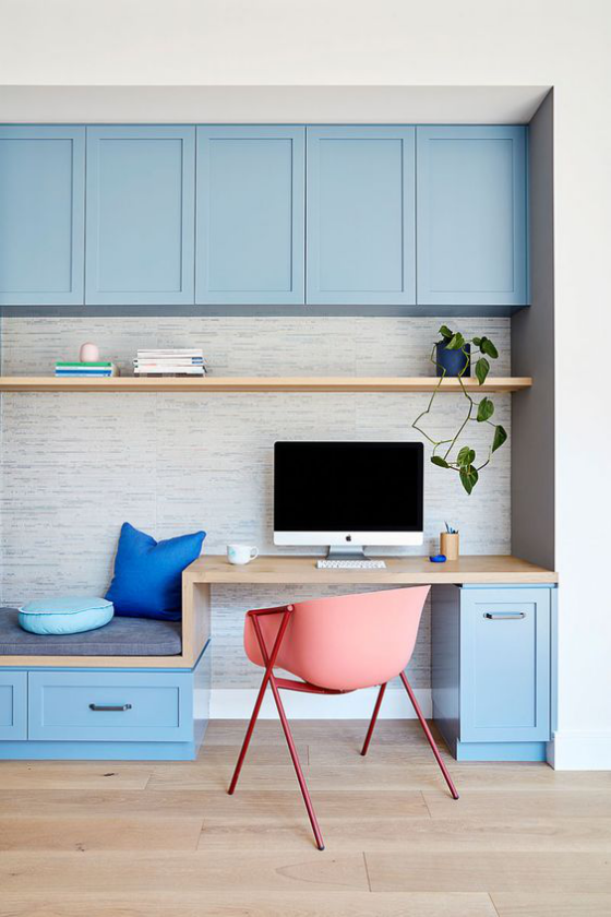 Küchenschränke umfunktionieren das perfekte minimalistische Heimbüro einrichten blaue Schränke rosa Stuhl Sitzbank