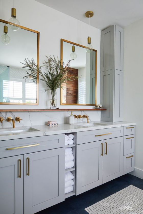 Küchenschränke umfunktionieren graue Schränke im Bad Stauraum für Tücher zwei große Spiegel schicke Raumgestaltung