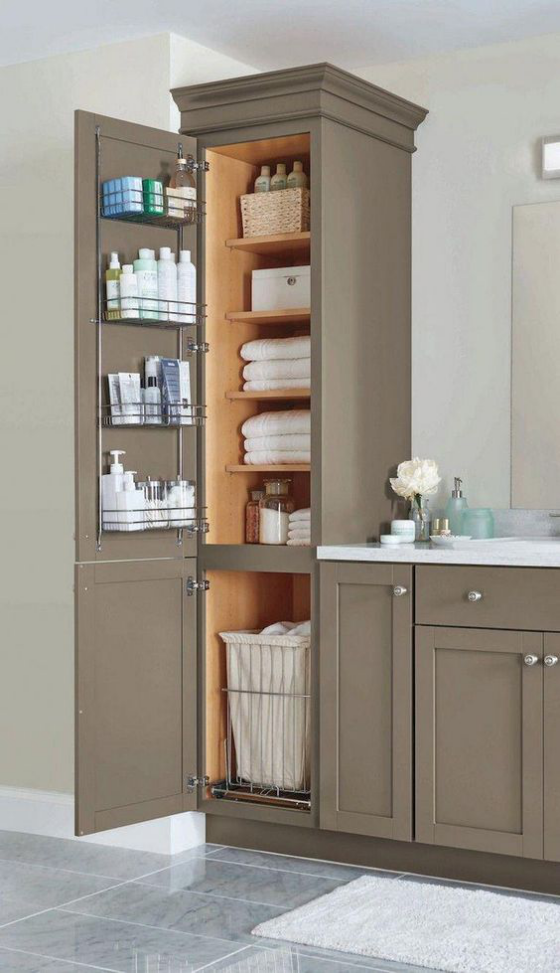Küchenschränke umfunktionieren hoher grauer Schrank im Bad eingesetzt bietet viel Stauraum für Tücher und Badkosmetika